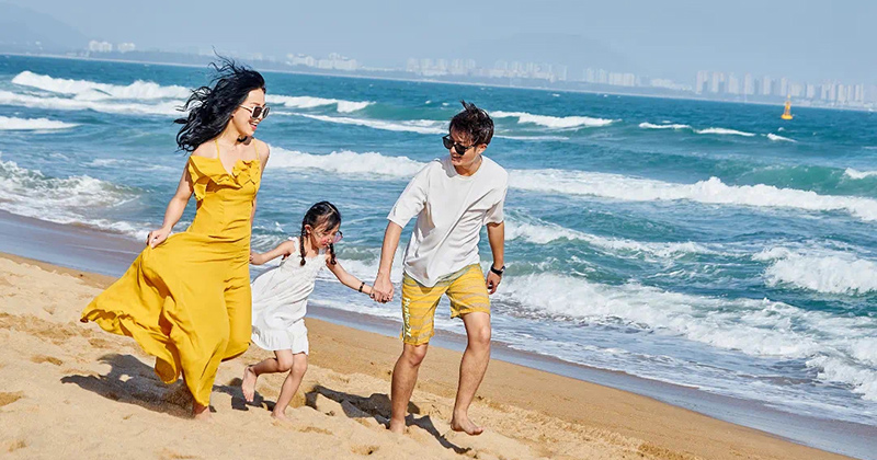 Вот профессиональный перевод на русский язык в стиле туристического журнала:  Юные путешественники: Санья — идеальная игровая площадка для детей